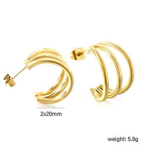 Boucles d'oreilles imperméables bijoux en acier inoxydable plaqué or 18 carats boucles d'oreilles créoles <span class=keywords><strong>creuses</strong></span> à trois couches en <span class=keywords><strong>forme</strong></span> <span class=keywords><strong>de</strong></span> C pour femmes - Product Image 2