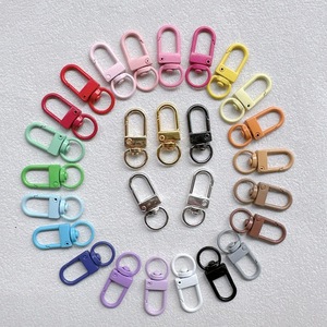 พวงกุญแจโลหะผสมสังกะสีแบบหมุนได้ 3 จุด ลายเพ้นท์น่ารัก 40 สี แพ็คเกจขายส่ง - Product Image 1