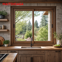 Fenêtre coulissante triple vitrage robuste et résistante aux ouragans, offrant des vues panoramiques pour les penthouses