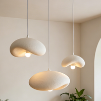 Luminaire suspendu au design artistique distinctif, forme moderne et unique, pour table à manger, salon et décoration intérieure tendance.