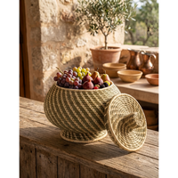 Panier en herbe tressé à la main avec garniture et poignée festives, écologique et élégant pour le rangement