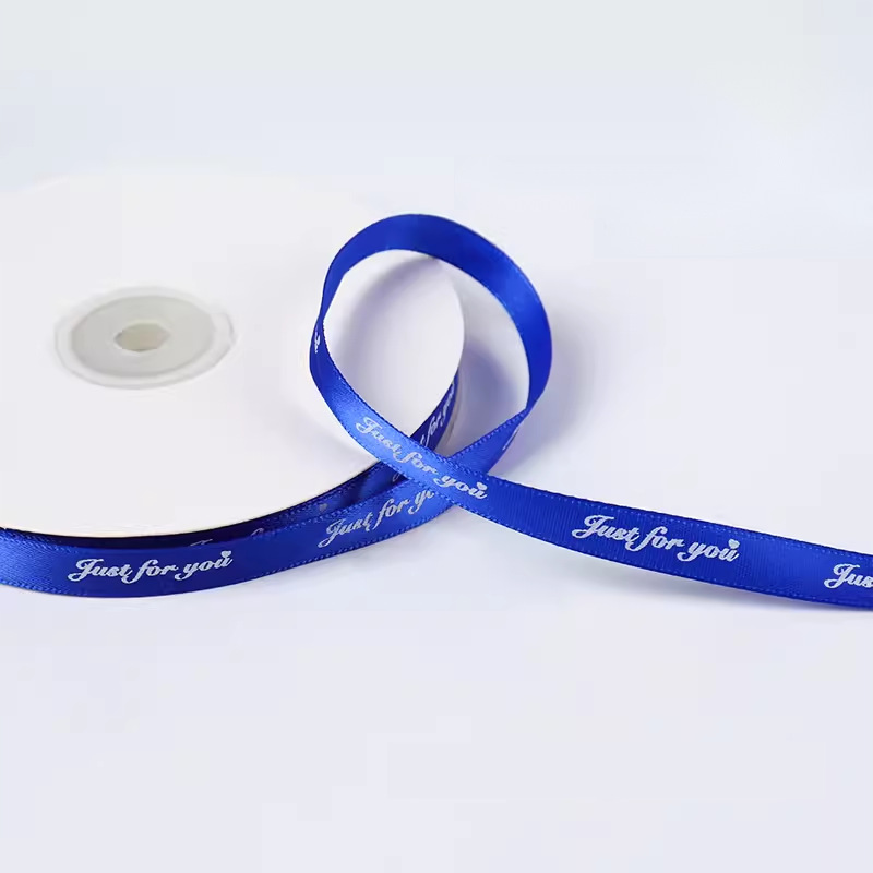 Un rollo de cinta azul de 45 metros.