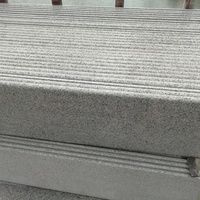 Vente en gros de carreaux de granit gris pour marches d'escaliers extérieurs et pierre naturelle flammée avec solution de design graphique Escaliers en granit