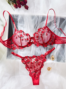 Ensemble de lingerie féminine romantique rose en dentelle, soutien-gorge et string, mettant en valeur des détails floraux vibrants, dentelle florale, lingerie érotique sexy femme - Product Image 4