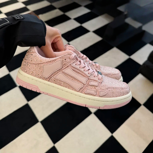 Chaussures de style rétro tendance avec des détails originaux de créateur de luxe, même style que les baskets décontractées unisexes. - Product Image 1