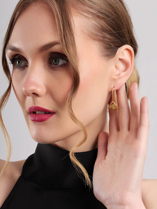 Modernos Pendientes de Aro Dobles Triangulares en Oro Cepillado, Geométricos, Minimalistas, Ligeros y Elegantes para Mujer - Product Image 3