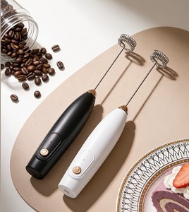 Espumador de Café Eléctrico Portátil con Batidor, Espumador de Leche Ligero y Mezclador de Bebidas, Batidor Manual para Café y Leche para Lattes Cremosos - Product Image 1