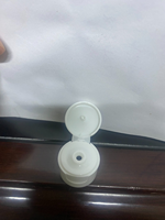 Bouchons en plastique en gros, bouchons à vis pour bouteilles en plastique, bouteilles de soin de la peau blanches avec logo personnalisable