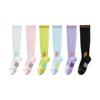 Chaussettes de compression sportives respirantes en nylon coloré de haute qualité, avec design anti-transpiration et montant haut, idéales pour la course à pied