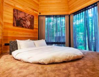 Cabane en bois préfabriquée Treezo Factory pour complexe hôtelier forestier et hébergement en famille