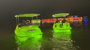 Bote Eléctrico de Recreo con Forma de Oruga, Material Plástico Importado, Capacidad para 6 Personas, con Panel Solar, Ideal para Parques Acuáticos - Product Image 5