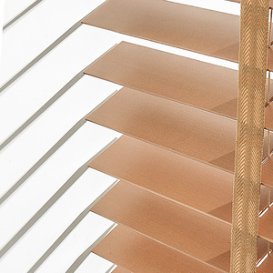 Высококачественная 2-Дюймовая Беспроводная искусственная деревянная жалюзи, Встроенный Электрический формат, простая установка - Product Image 3