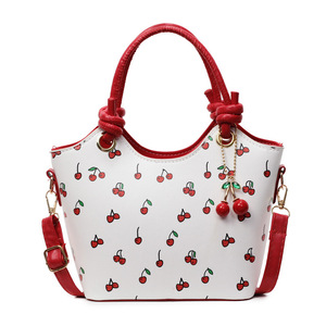 Sac à main mini seau pour femme à imprimé cerises, avec poignée nouée et bandoulière amovible, porté épaule ou croisé - Product Image 6