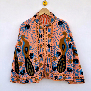 Chaqueta de algodón con bordado Aari kashmirí hecho a mano, abrigo de invierno artesanal indio tradicional con diseño de pavo real y flores con puntada de cadena. - Product Image 1