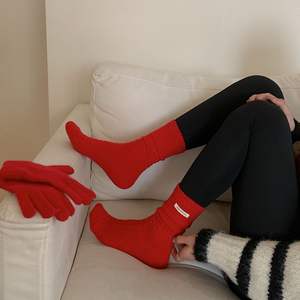 JIngwen OEM <span class=keywords><strong>Chaussettes</strong></span> en tricot à <span class=keywords><strong>gros</strong></span> points rouges pour Noël et le Nouvel An, <span class=keywords><strong>chaussettes</strong></span> mi-mollet d'hiver, <span class=keywords><strong>chaussettes</strong></span> antidérapantes, fabricant de Guangzhou - Product Image 1