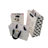 Emballage de cadeau bon marché avec impression de logo personnalisé Sac fourre-tout en papier de luxe avec poignée