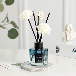 Best-seller Vente en gros 50ml d'<span class=keywords><strong>huile</strong></span> <span class=keywords><strong>essentielle</strong></span> d'aromathérapie sans flamme, bouteille hexagonale dégradée avec diffuseur à roseaux, désodorisant pour voiture - Product Image 1
