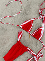 Ensembles de bikinis OEM personnalisés en tissu côtelé recyclé avec breloques en acier inoxydable perlé et bordure contrastante, vêtements de plage pour femmes, fabricant de maillots de bain