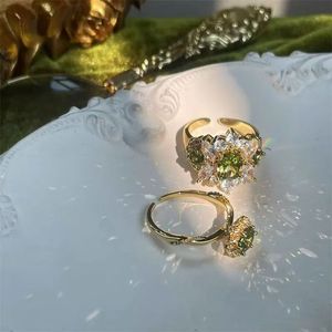 Anelli in Stile Retrò Francese con Zirconi Verde Oliva, Elegante Anello di Lusso con Diamanti per Donne e Ragazze - Product Image 1