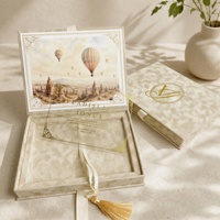 Coffret d'invitation de mariage de luxe en velours crème et acrylique avec feuille d'or, ruban et pompon en forme de montgolfière, impression personnalisée