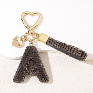 Portachiavi all'ingrosso con ciondolo a forma di lettera A-Z, interamente tempestato di strass, scintillante e colorato, in pelle bianca con strass. - Product Image 4