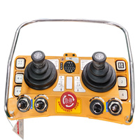 Télécommande radio Orange Crane avec double joystick, bien plus facile à utiliser pour l'opérateur par rapport au joystick simple.