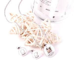 Set di Gioielli Trendy da Donna in Acciaio Inossidabile Placcato Oro 18K con Orecchini a Cerchio Delicati a Conchiglia e Zirconi e Collana a Moneta Rotonda - Product Image 5