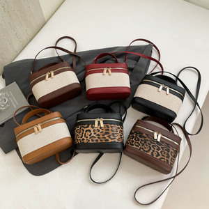 Borsa a tracolla/crossbody mini quadrata 2025 in PU con stampa leopardata a blocchi di colore, versatile ed elegante, di tendenza, con cerniera - Product Image 1