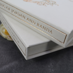 Boîtes d'<span class=keywords><strong>invitation</strong></span> de mariage de luxe en velours blanc faites à la main <span class=keywords><strong>avec</strong></span> monogramme, feuille d'or acrylique et <span class=keywords><strong>photo</strong></span> douce pour événement de mariage - Product Image 5