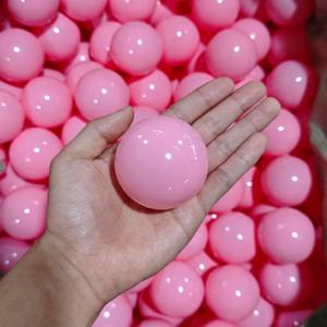 Usine en gros 5.5cm 6cm 7cm 8cm boules de fosse blanches boules de fosse d'intérieur pour aire de jeux couleurs vives jouet de bain boules creuses douces - Product Image 5