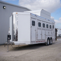 Remorque à chevaux en aluminium blanc 4 places avec porte arrière et fenêtres latérales pour le transport équestre
