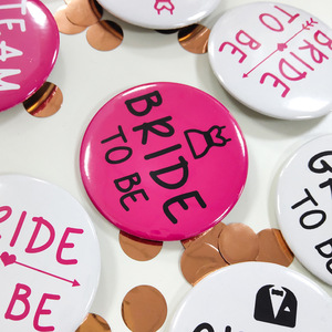 Botones <span class=keywords><strong>de</strong></span> solapa <span class=keywords><strong>de</strong></span> 58 mm para <span class=keywords><strong>despedida</strong></span> <span class=keywords><strong>de</strong></span> <span class=keywords><strong>soltera</strong></span> <span class=keywords><strong>de</strong></span> la futura novia - Botones <span class=keywords><strong>de</strong></span> solapa para el futuro novio/Equipo del novio/Equipo <span class=keywords><strong>de</strong></span> la novia en rosa intenso y blanco - Product Image 3