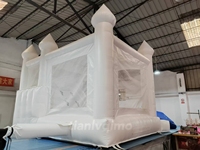 Un incontournable pour les célébrations romantiques, une maison rebondissante gonflable de château avec des toboggans et une piscine à balles, décoration de fête de mariage