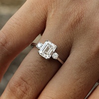Cincin Moissanite Potongan Emerald Tiga Batu 2 - 4 CT Perak Sterling 925 Klasik untuk Pertunangan dan Ulang Tahun Pernikahan MR0227