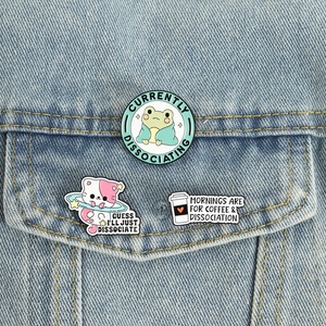 Broche amusante en émail Chat Grenouille Flottant, citation humoristique sur la santé mentale, badge de sac et de revers, bijou de mode, cadeau pour amis - Product Image 1