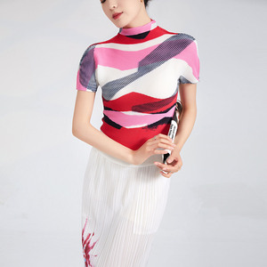 Camiseta plisada elástica Miyake de alta calidad para mujer con estampado geométrico, camisetas finas de manga corta con patrones personalizados - Product Image 3