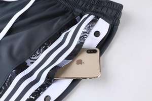 <span class=keywords><strong>Pantaloni</strong></span> eleganti da uomo con bottone laterale per apertura <span class=keywords><strong>pantaloni</strong></span> sportivi cool streetwear <span class=keywords><strong>pantaloni</strong></span> da basket larghi con logo personalizzato di alta qualità - Product Image 4