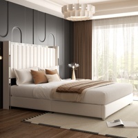 Lit de repos luxueux et moderne à bords miroir, avec revêtement en velours, cadre en fer et tête de lit rembourrée sur pieds, pour aménagements de suites d'hôtel