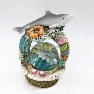 Artisanat en résine ODM de haute qualité, île de plage, vie marine, aimant de réfrigérateur dauphin, mouette, crabe, sable doré, souvenir de Bulgarie, globe à neige - Product Image 1