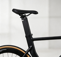 Vélo de montagne avec cadre en aluminium, roues intégrées en trois parties, pneus à flancs jaunes, vélo de course intérieur pour adultes