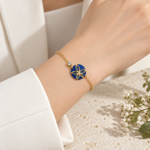 สร้อยข้อมือสแตนเลสสตีลชุบทอง 14K สีทองประดับดอกไม้สีน้ำเงินและเพทาย พร้อมตัวล็อกแบบก้ามปู - Product Image 5