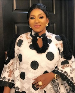 Robe en dentelle brodée de fleurs noires et blanches africaines, taille unique, avec manteau - Product Image 4
