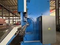 La nouvelle presse plieuse synchrone offre une haute précision et convient à la transformation de tôles métalliques de formes complexes variées.