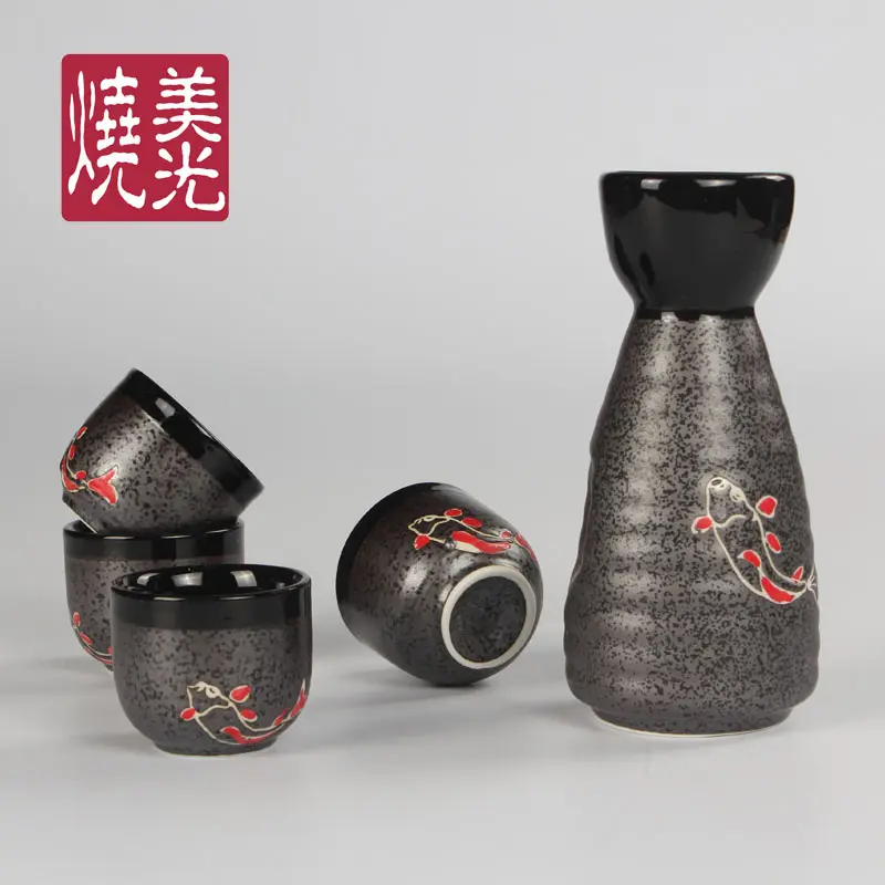 日本の手書き磁器酒瓶 & セット & カップ黒酒セット魚E512-O-0061