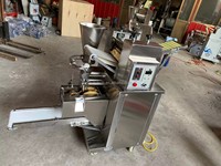 Machine industrielle de fabrication d'empanadas, de raviolis, de samoussas et de dumplings, entièrement automatique