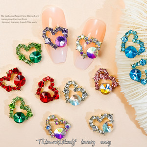 Breloques 3D Cœur pour Ongles, Diamants Creux Rouge et Violet Scintillants, Décorations Incrustées pour Manucure de Luxe et Nail Art - Product Image 1