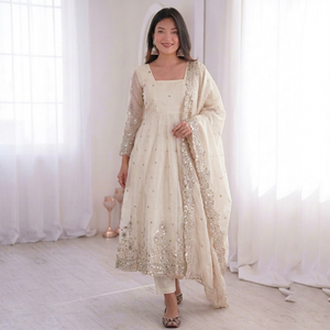 Ensemble Anarkali brodé crème avec dupatta, tenue traditionnelle indienne et pakistanaise pour femme, coupe ample, longueur cheville, idéal pour les mariages - Product Image 1