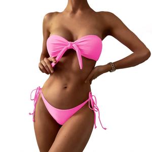 ชุดบิกินี่แบบ Bandeau ลายดอกไม้สำหรับผู้หญิง พร้อมโลโก้ 3 มิติแบบกำหนดเอง ตัวอย่างฟรี ชุดว่ายน้ำแบบผูกด้านหน้า ไร้สายรัด ทรงเว้าสูง เซ็กซี่ - Product Image 1