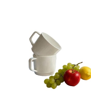 Tazas de Plástico de Alta Calidad con Asa, Logotipos Personalizados, Aislamiento Térmico, Aptas para Lavavajillas, Compatibles con Agua Hirviendo, Diseño Clásico - Product Image 2