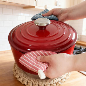 Couvercle de pot triangulaire isolé pour casseroles de cuisine, en fonte émaillée, durable, résistant à la chaleur, rayures beige, rouge et bleu - Product Image 1